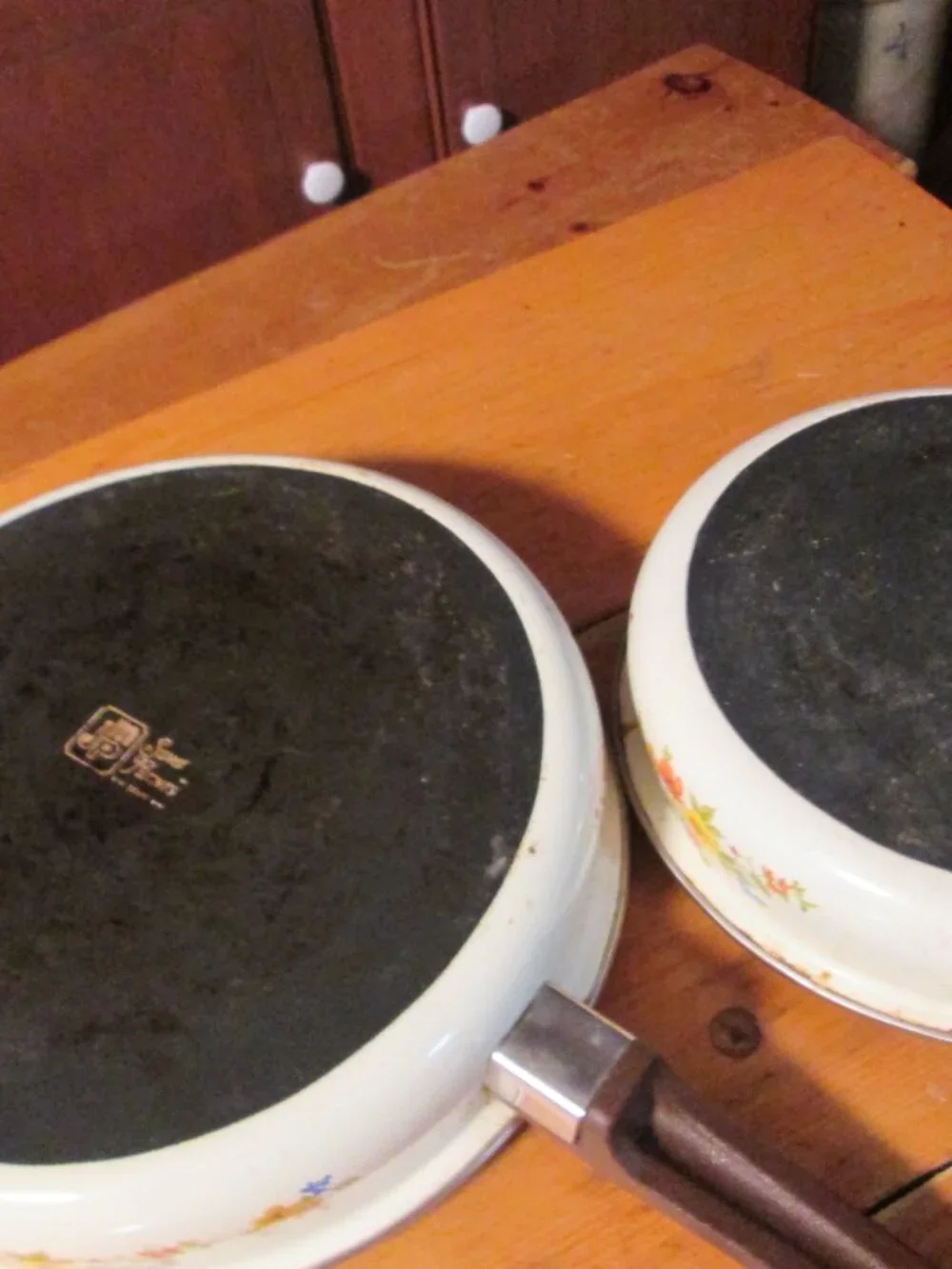 Vtg 70s JMP Cast Iron Enamel ware boho floral fry pans 2  8in 10.5 in w/lids